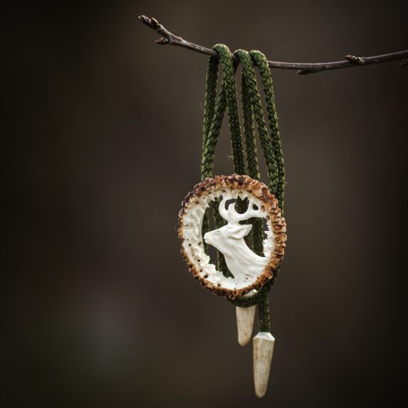 Cravata americana bolo sculptata in corn de cerb carpatin motiv cerb, alba