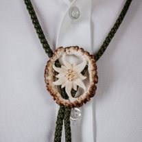   Cravata bolo sculptata in corn de cerb carpatin motiv floare de colt, alba