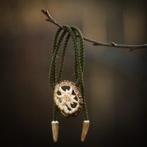   Cravata bolo sculptata in corn de cerb carpatin motiv floare de colt, alba