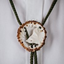   Cravata vanator sculptata in corn de cerb carpatin motiv cap mistret, alba