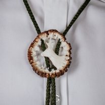   Cravata americana bolo sculptata in corn de cerb carpatin motiv caprior, alba