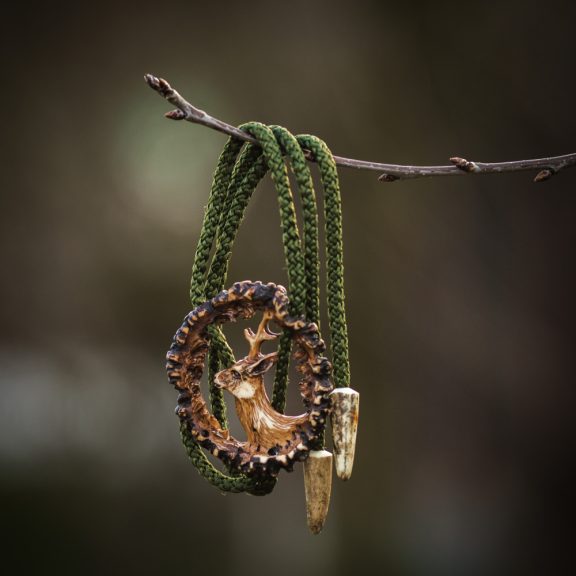 Cravata americana bolo sculptata in corn de cerb carpatin motiv caprior, maro