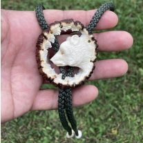   Cravata americana bolo sculptata in corn de cerb carpatin motiv urs, alba
