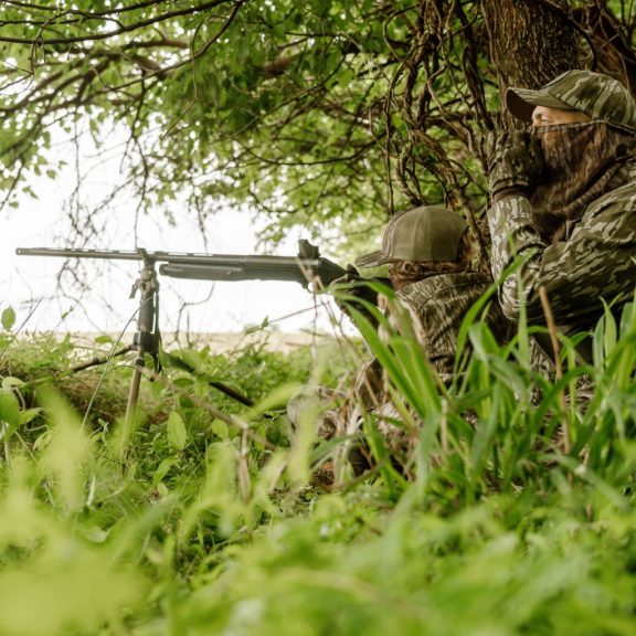 Trepied Vânătoare Primos Vantage Camo – Picioare Telescopice Flip-Lock, Cap Rotativ V-Yoke și Camuflaj Mossy Oak