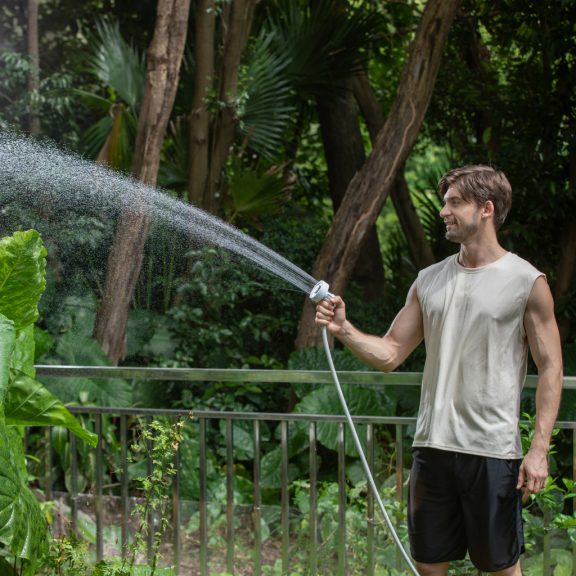 Duș Portabil de Camping Flextail Max Shower – Pompă Electrică Reîncărcabilă, Debit Reglabil, Alb