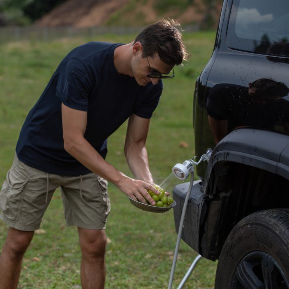 Duș Portabil de Camping Flextail Max Shower – Pompă Electrică Reîncărcabilă, Debit Reglabil, Alb