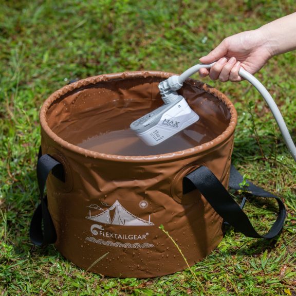 Duș Portabil de Camping Flextail Max Shower – Pompă Electrică Reîncărcabilă, Debit Reglabil, Alb