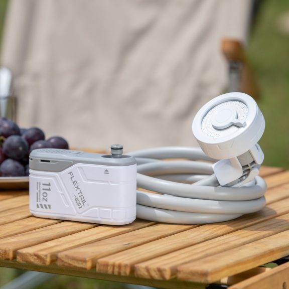 Duș Portabil de Camping Flextail Max Shower – Pompă Electrică Reîncărcabilă, Debit Reglabil, Alb