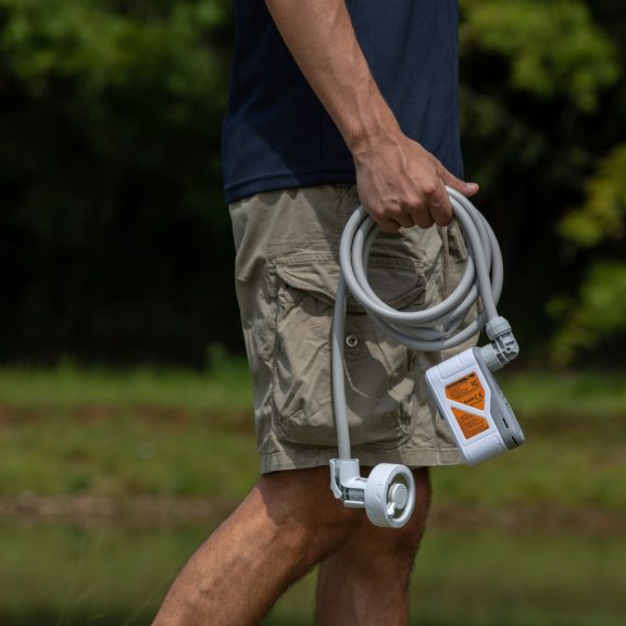 Duș Portabil de Camping Flextail Max Shower – Pompă Electrică Reîncărcabilă, Debit Reglabil, Alb