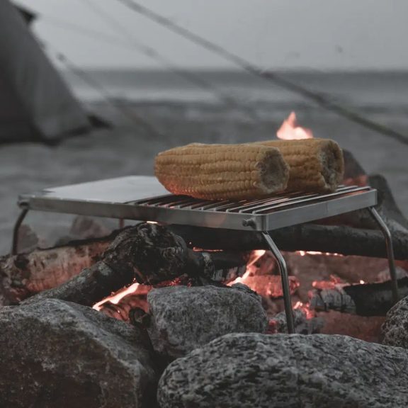 Grătar Pliabil și Suport pentru Ceaun Easy Camp Campfire, din Oțel Inoxidabil, cu Husă de Transport